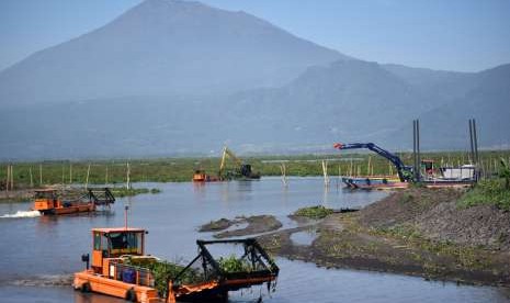 Pekerja mengoperasikan alat berat dalam proyek normalisasi kawasan Danau Rawa Pening di Bawen, Kabupaten Semarang, Jawa Tengah, Kamis (2/8). 