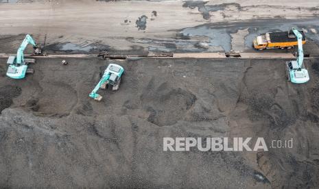 Pekerja mengoperasikan alat berat saat bongkar muat batu bara ke dalam truk di Pelabuhan PT Karya Citra Nusantara (KCN), Marunda, Jakarta Utara. Dinas Lingkuhan Hidup DKI jakarta ancam akan memberi sanksi perusahaan pencemar lain. seperti PT KCN.