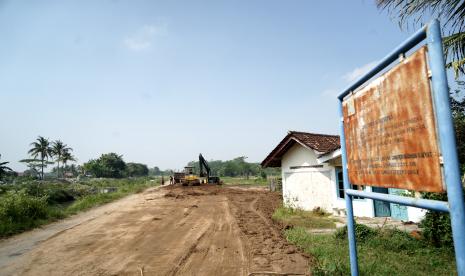 Pekerja mengoperasikan alat berat saat proses pengerasan tanah di lokasi pembangunan Tol Yogyakarta-Bawen Seksi 1 di Seyegan, Sleman, D.I Yogyakarta. Pembebasan lahan Tol Yogyakarta-Bawen ditargetkan selesai pada pertengahan 2023.