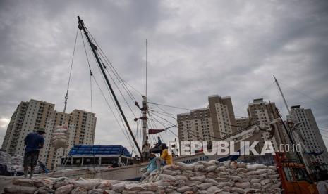 Pekerja mengoperasikan alat berat untuk bongkar muat kaolin di Pelabuhan Sunda Kelapa, Penjaringan, Jakarta Utara, Ahad (26/12/2021). Bank Indonesia (BI) memperkirakan pertumbuhan ekonomi Indonesia pada tahun 2022 akan mencapai 4,7-5,5 persen. 