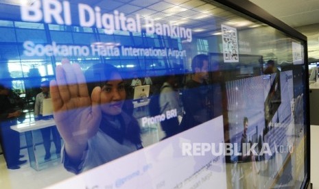 Pekerja mengoperasikan layanan Oled BRI Digital Banking di Terminal 3 Ultimate bandara Soekarno Hatta, Tangerang, Banten. 