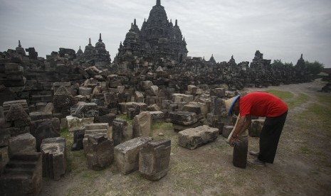 Pekerja mengukur batuan Candi Perwara di komplek Candi Sewu, Prambanan, Klaten, Jawa Tengah.