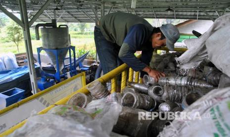 Pekerja mengumpulkan limbah sampah gelas plastik untuk dicacah di Rumah Pengolahan Sampah Citra (RPSC), Desa Jogjogan, Cisarua, Kabupaten Bogor, Jawa Barat, Senin (29/3/2021). Limbah sampah gelas plastik yang dikumpulkan dari warga, bank sampah dan pengepul tersebut mampu diolah dan dicacah sebanyak 500 hingga 700 kilogram per hari untuk memenuhi tingginya permintaan pabrik pembuat produk jadi dari bahan plastik di wilayah Bogor, Tangerang dan Bekasi dengan harga jual Rp16.500 per kilogram.