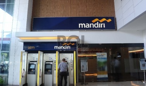  Pekerja mengunakan fasilitas pelayanan di ATM Bank Mandiri, ilustrasi.