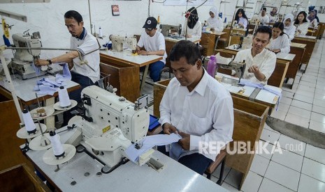 Pekerja menjahit kain di industri tekstil rumahan C59 di Bandung, Jawa Barat, Senin (25/6).