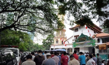 Pekerja menjalankan shalat Jumat pada jalan kawasan perkantoran Sudirman masjid Hidayatullah, Jakarta, Jumat (29/8).(Republika/ Tahta Aidilla)