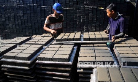  Pekerja menjemur batako berbahan baku bekas limbah batubara.