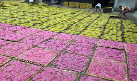 Pekerja menjemur kerupuk di sentra produksi Karadenan, Kabupaten Bogor, Jawa Barat.