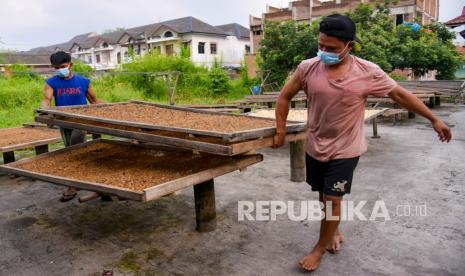 Pekerja menjemur kulit sapi untuk dijadikan kerupuk kulit di kawasan Medan Helvetia, Medan, Sumatera Utara, Sabtu (14/6/2021). Kementerian Koperasi dan Usaha Kecil Menengah (Kemenkop UKM) mengakui, ada beberapa kendala dalam penyaluran Banpres Produktif Usaha Mikro (BPUM). 