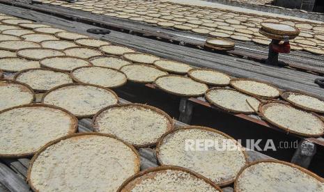 Pekerja menjemur tepung aren menggunakan olahan tradisional di Desa Payungsari, Kabupaten Ciamis, Jawa Barat, Minggu (20/10). Pemerintah memberlakukan penurunan harga gas industri mulai 1 April 2020. Harga gas industri yang dipatok di angka 6 dolar AS per MMbtu berlaku untuk enam sektor industri yang tertuang dalam Perpres nomor 40 tahun 2016 tentang Penetapan Harga Gas, plus satu sektor lagi yakni pembangkit listrik. 