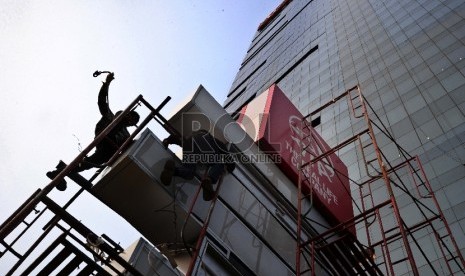 Pekerja menngerjakan pembuatan signed AIA Financial di Jakarta. PT AIA Financial (AIA) bersama dengan PT Bank CIMB Niaga Tbk resmi meluncurkan produk bancassurance Fortuna Income Protection, produk proteksi jiwa murni sekaligus perlindungan finansial yang diperuntukkan bagi nasabah usia produktif dalam mempersiapkan dana hari tua dan memastikan nasabah memiliki bekal di masa pensiun. 