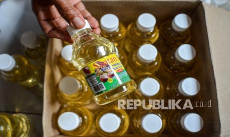 Pemkot Cirebon meminta penjual menyesuaikan harga minyak goreng.