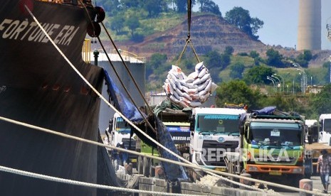 Aktivitas di Pelabuhan Indah Kiat Merak, Cilegon, Banten (ilustrasi). Polda Banten menyatakan bahwa kapal KM Mutiara Ferindo VII yang disiagakan di Pelabuhan Indah Kiat, Cilegon, akan dimaksimalkan untuk mengangkut truk logistik dan mobil pemudik.