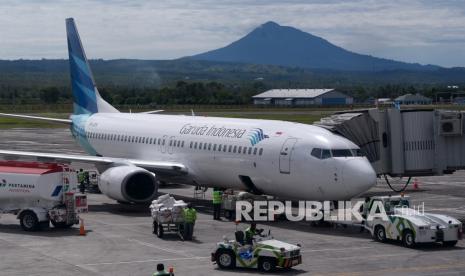 Pekerja menurunkan muatan kargo dari pesawat Garuda Indonesia (ilustrasi), Dengan relaksasi aturan perjalanan dalam negeri, Garuda Indonesia berharap trafik penumpang terus meningkat.