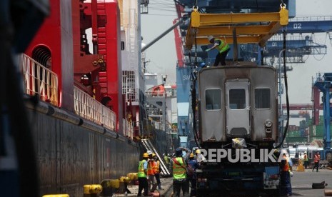 Pekerja menurunkan rangkaian kereta listrik commuter line dari jepang di Pelabuhan Tanjung Priok, Jakarta, Rabu (4/4). 