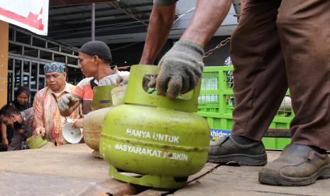 Pekerja menurunkan tabung elpiji 3 Kg dari truk untuk dijual saat digelarnya operasi pasar di Kelurahan Bintan Dumai, Riau. Pemerintah menetapkan penyaluran subsidi LPG 3 kilogram ditujukan kepada golongan masyarakat tidak mampu pada 2023. Adapun volume penyaluran LPG 3 kilogram mengalami tren peningkatan dari realisasi penyaluran sebanyak 6,5 juta metrik ton pada 2018 menjadi delapan juta metrik ton pada kuota APBN 2022.