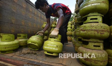 Pekerja menurunkan tabung gas elpiji 3 kilogram bersubsidi. Pertamina melalui Marketing Operation Region (MOR) V memastikan pasokan elpiji 3 kilogram (kg) tetap memadai di tengah peningkatan permintaan selama Ramadhan dan Idul Fitri.