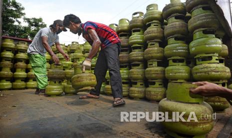 Pekerja menurunkan tabung gas elpiji 3 kilogram bersubsidi (ilustrasi).