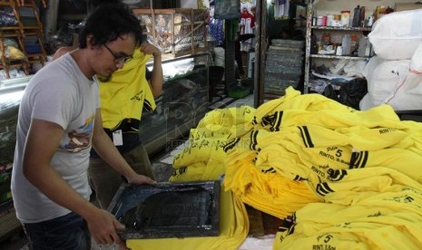  Pekerja menyablon kaos di Pasar Senen, Jakarta Pusat, Rabu (19/2).   (Republika/Yasin Habibi)