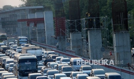  Pekerja menyekesaikan pembangunan Light Rail Transit (LRT) di kawasan Jatibening, Bekasi, Jabar, Ahad (8/10).