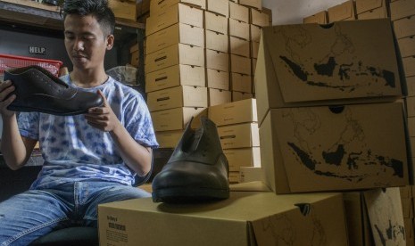 Pekerja menyelasaikan pembuatan sepatu kulit di Industri Rumahan, Bandung, Jawa Barat, Rabu (25/7). I