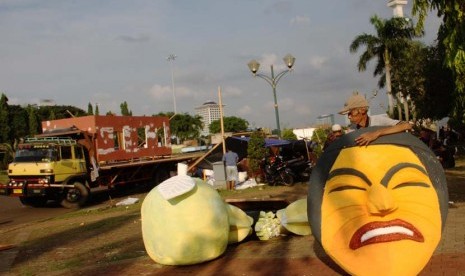 Pekerja menyelesaikan hiasan pada kendaraan yang akan dipakai untuk pawai (ilustrasi) 