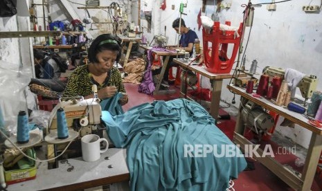 Pekerja menyelesaikan jahitan pesanan pelanggan di kawasan Tambora, Jakarta, Kamis (5/9/2019). Industri tekstil dan produk tekstil (TPT) semakin tertekan akibat gempuran produk impor dari China, rendahnya penyerapan pasar dan lemahnya kebijakan dalam melindungi pelaku industri dalam negeri. 