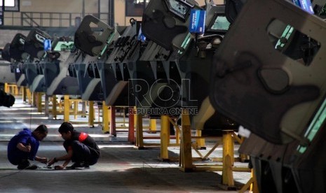  Pekerja menyelesaikan kerangka kendaraan tempur lapis baja APC 6X6 Anoa 2 di Unit Produksi 2 PT Pindad, Bandung, Jawa Barat, Selasa (16/10).  (Yasin Habibi)