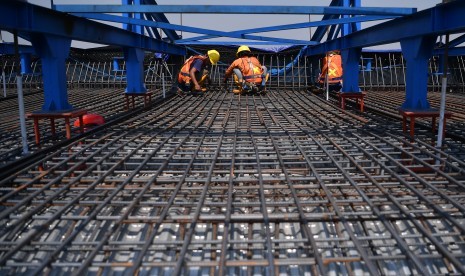 Pekerja menyelesaikan konstruksi jalan tol layang Jakarta-Cikampek (Japek) II di Bekasi, Jawa Barat, Jumat (27/7).