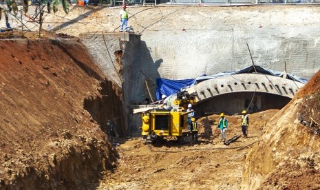 Pekerja menyelesaikan konstruksi terowongan proyek kereta cepat Jakarta - Bandung di Purwakarta, Jawa Barat, Jumat (16/11/2018).