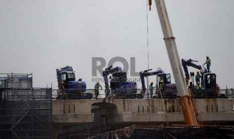  Pekerja menyelesaikan kontruksi tiang peyangga Jalan Tol Priok-Jampea seksi E2 di Cilincing, Jakarta Utara, Rabu (21/10). 