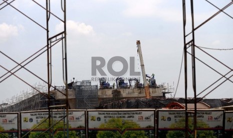 Pekerja menyelesaikan kontruksi tiang peyangga Jalan Tol Priok-Jampea seksi E2 di Cilincing, Jakarta Utara, Rabu (21/10).