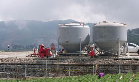 Pekerja menyelesaikan pekerjaan pada proyek sumur produksi Pembangkit Listrik Tenaga Panas Bumi (PLTP) PT Geo Dipa Energi di kawasan dataran tinggi Dieng Desa Kepakisan, Batur, Banjarnegara, Jawa Tengah, Selasa (6/9/2022). Proyek PLTP Dieng 2 berkapasitas 55 MW merupakan salah satu Proyek Strartegis Nasional (PSN) dan masuk dalam Fast Track Program (FTP) tahap II 10.000 MW dari program 35.000 MW pada sektor pembangunan infrastruktur ketenagalistrikan pemerintah. 