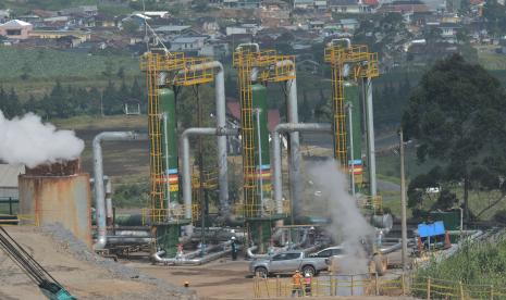 Pekerja menyelesaikan pekerjaan pada proyek sumur produksi Pembangkit Listrik Tenaga Panas Bumi (PLTP) PT Geo Dipa Energi di kawasan dataran tinggi Dieng Desa Kepakisan, Batur, Banjarnegara. berdasarkan proyeksi Wood Mackenzie, Indonesia akan merajai pemanfaatan panas bumi di dunia dalam beberapa tahun ke depan. Sebab, pada 2026, kapasitas terpasang panas bumi Indonesia diprediksi mencapai 5.240 MW. Bahkan pada 2030, kapasitas terpasang geotermal di Indonesia bisa menembus 6.210 MW. 