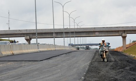 Pekerja menyelesaikan pekerjaan pembangunan jalan tol Pekanbaru-Dumai Seksi 1 di Provinsi Riau. Rencananya Kementerian PUPR akan membuka sejumlah ruas tol fungsional jelang libur Natal dan Tahun Baru.