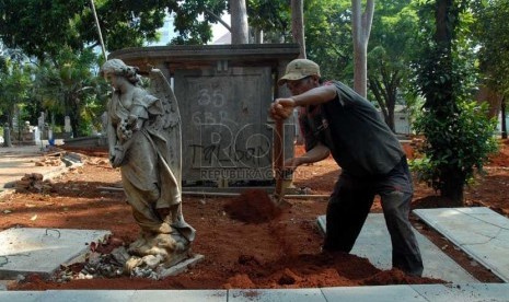  Pekerja menyelesaikan pekerjaan perbaikan Museum Prasasti yang terletak di jalan Tanah Abang I, Gambir, Jakarta, Selasa (9/10).     (Agung Fatma Putra)