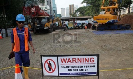  Pekerja menyelesaikan pekerjaan proyek MRT di kawasan Dukuh Atas, Jakarta, Rabu (9/10).  (Republika/Yasin Habibi)