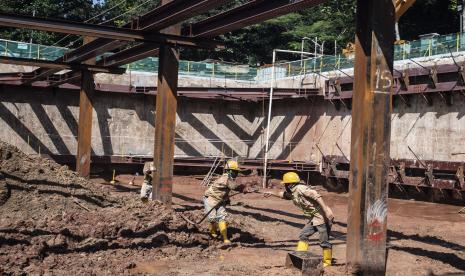 Pekerja menyelesaikan pekerjaan proyek pembangunan MRT Jakarta Fase II di kawasan MH Thamrin, Jakarta, Kamis (27/5/2021). Pembangunan MRT Fase II terbagi menjadi dua tahap yaitu segmen 1 dari Fase 2A rute Bundaran HI - Monas yang akan beroperasi pada April 2025 dan segmen ke-2 dari Fase 2A rute Harmoni -Kota Agustus akan beroperasi pada 2027