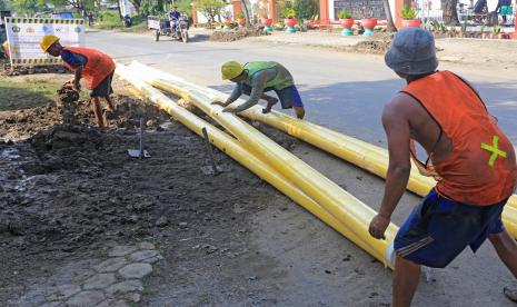 Pekerja menyelesaikan pemasangan jaringan pipa gas bumi di Balongan, Indramayu, Jawa Barat, Selasa (19/7/2022). Kementerian Energi dan Sumber Daya Mineral (ESDM) melalui program city gas akan membangun 40.777 jaringan gas (jargas) untuk Sambungan Rumah tangga (SR) di 12 kabupaten/kota yang ditargetkan selesai pada tahun 2022.