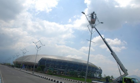 Pekerja menyelesaikan pemasangan peralatan Penerangan Jalan Umum (PJU)  di sekitar Stadion Gelora Bandung Lautan Api (GBLA), Bandung, Jabar (ilustrasi) 