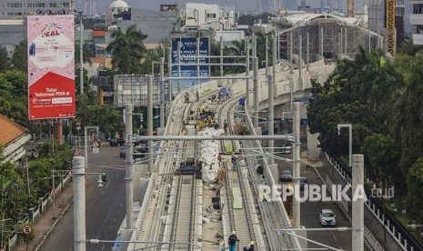 Pekerja menyelesaikan pemasangan rel kereta proyek mass rapid transit (MRT) di Jalan Sisingamangaraja, Jakarta. (Ilustrasi)