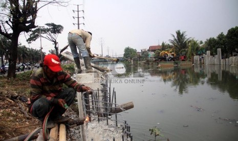  Pekerja menyelesaikan pemasangan turap Sungai Mookervart di Jalan Daan Mogot, Jakarta Barat, Kamis (7/11).  (Republika/Yasin Habibi)