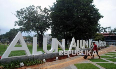 Pekerja menyelesaikan pembangunan Alun-Alun Kota Bogor, Jawa Barat, Rabu (15/12/2021). Pembangunan Alun-Alun Kota Bogor yang berasal dari anggaran bantuan Pemerintah Provinsi Jawa Barat sebesar Rp15 miliar dan telah mencapai progres 95 persen tersebut akan segera diresmikan pada tanggal 17 Desember 2021. 