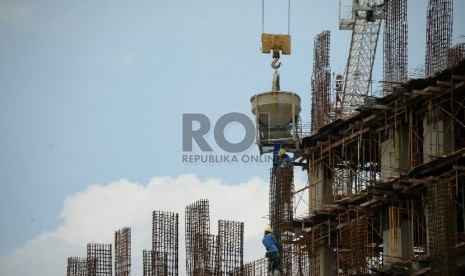 Pekerja menyelesaikan pembangunan apartemen di Kawasan Pelabuhan Sunda Kelapa Jakarta, Kamis (29/1).(Republika/Prayogi)