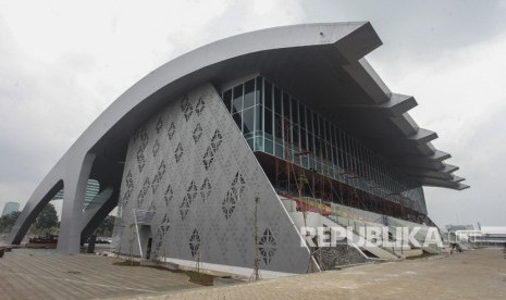 Pekerja menyelesaikan pembangunan arena Pacuan Kuda atau Equestrian di Jakarta Internasional Equestrian Park Pulomas (JIEPP), Pulomas, Jakarta, Kamis (8/3).