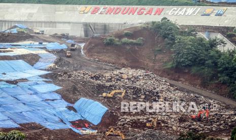 Pekerja menyelesaikan pembangunan Bendungan Ciawi dan Sukamahi di Ciawi, Kabupaten Bogor, Jawa Barat, Rabu (8/12/2021). Kementerian Pekerjaan Umum dan Perumahan Rakyat (PUPR) menargetkan proyek pembangunan 9 bendungan dapat rampung pada tahun 2022 diantaranya Bendungan Ciawi, Sukamahi, Margatiga, Sadawarna, Lolak, Semantok, Tamblang, Beringinsila dan Kuwil Kawangkoan. 