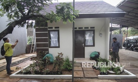 Pekerja menyelesaikan pembangunan contoh unit rumah (ilustrasi) 