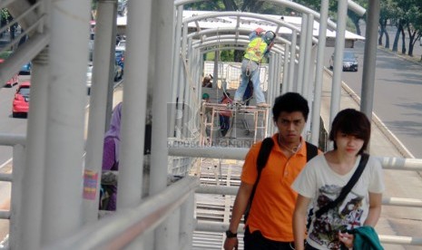   Pekerja menyelesaikan pembangunan Halte TransJakarta Bundaran Senayan yang baru di Jalan Sudirman, Jakarta Pusat. (Republika/Yasin Habibi)