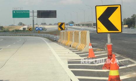 Pekerja menyelesaikan pembangunan infrastruktur jalan tol Medan - Bandara Kualanamu - Tebing Tinggi di Medan, Sumatera Utara, Kamis (3/5). PT Waskita Karya (Persero) Tbk berhasil melakukan negosiasi dengan 21 bank pada proses restrukturisasi utang.