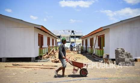 Pekerja menyelesaikan pembangunan Integrated Community Shelter atau hunian sementara untuk korban gempa bumi di Desa Gondang, Kecamatan Gangga, Tanjung, Lombok Utara, NTB, Selasa (4/9). 